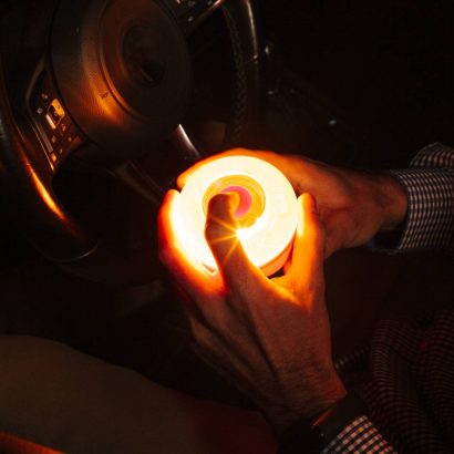 Guía para entender las luces de emergencia V-16 de la DGT: ¿Cuánto cuestan? ¿Cuándo son obligatorias? ¿Se ven de día?