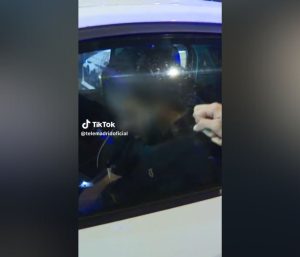 Hombre dormido en una rotonda