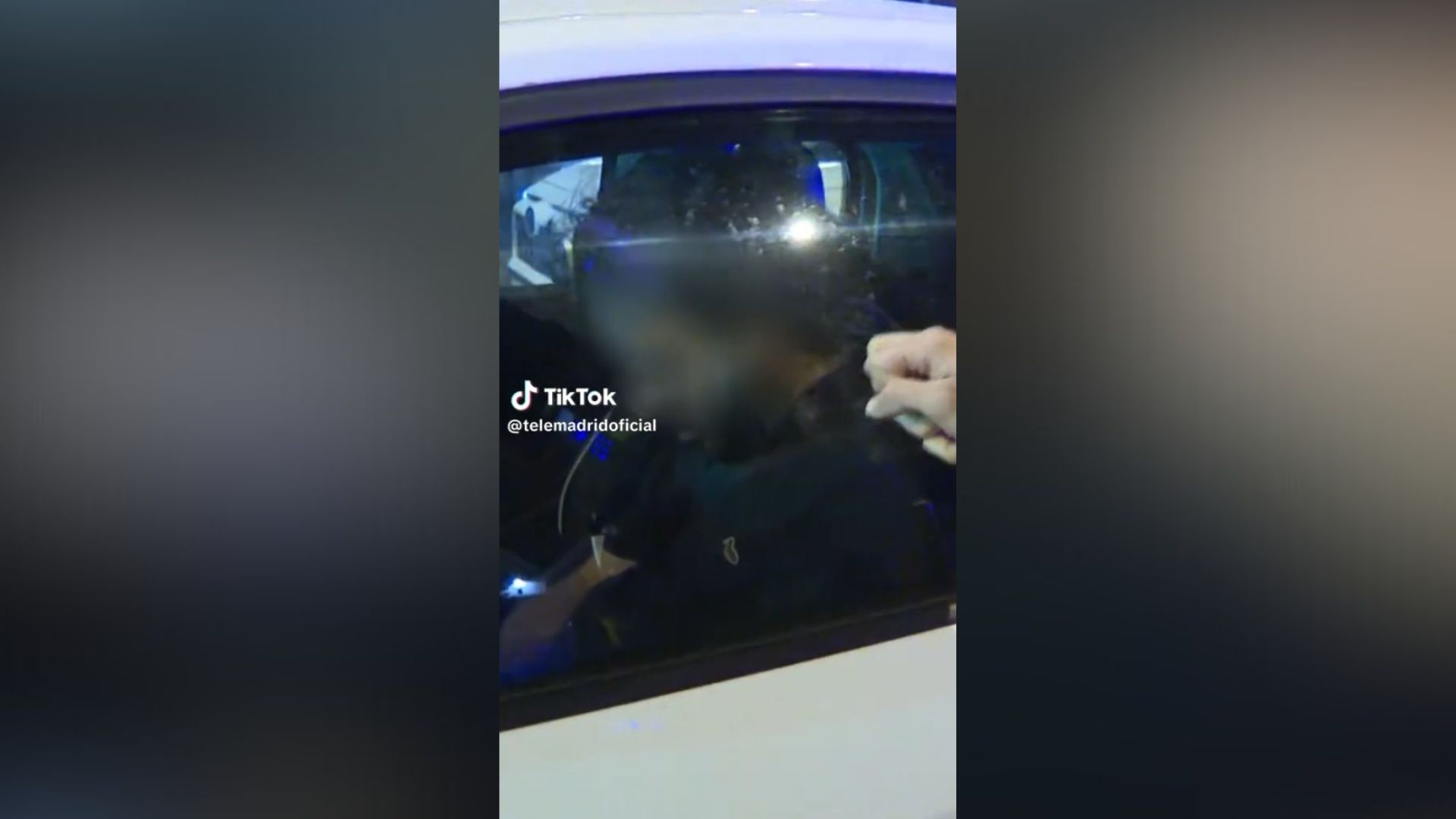 Hombre dormido en una rotonda