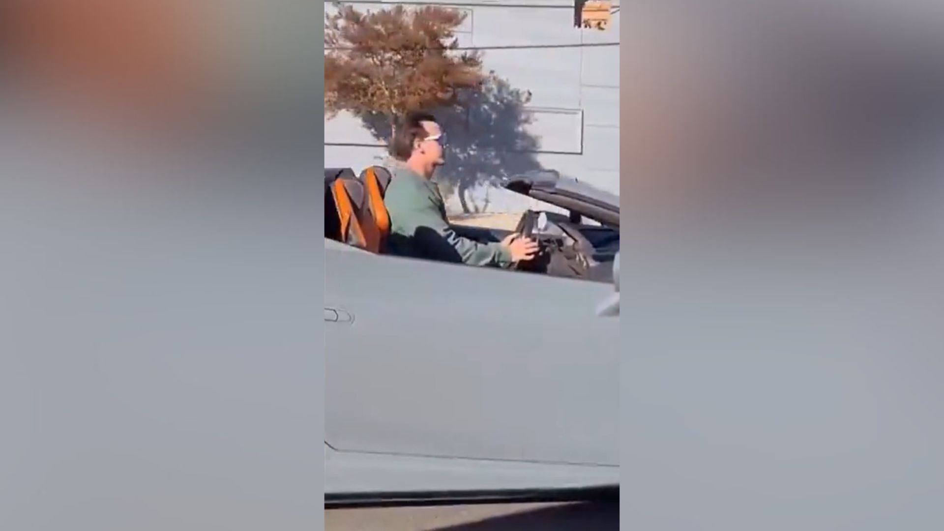 Joven descapotable Lamborghini