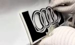 Los logos de los coches no se ponen a ojo: un vídeo fascinante muestra en 20 segundos cómo se colocan al milímetro