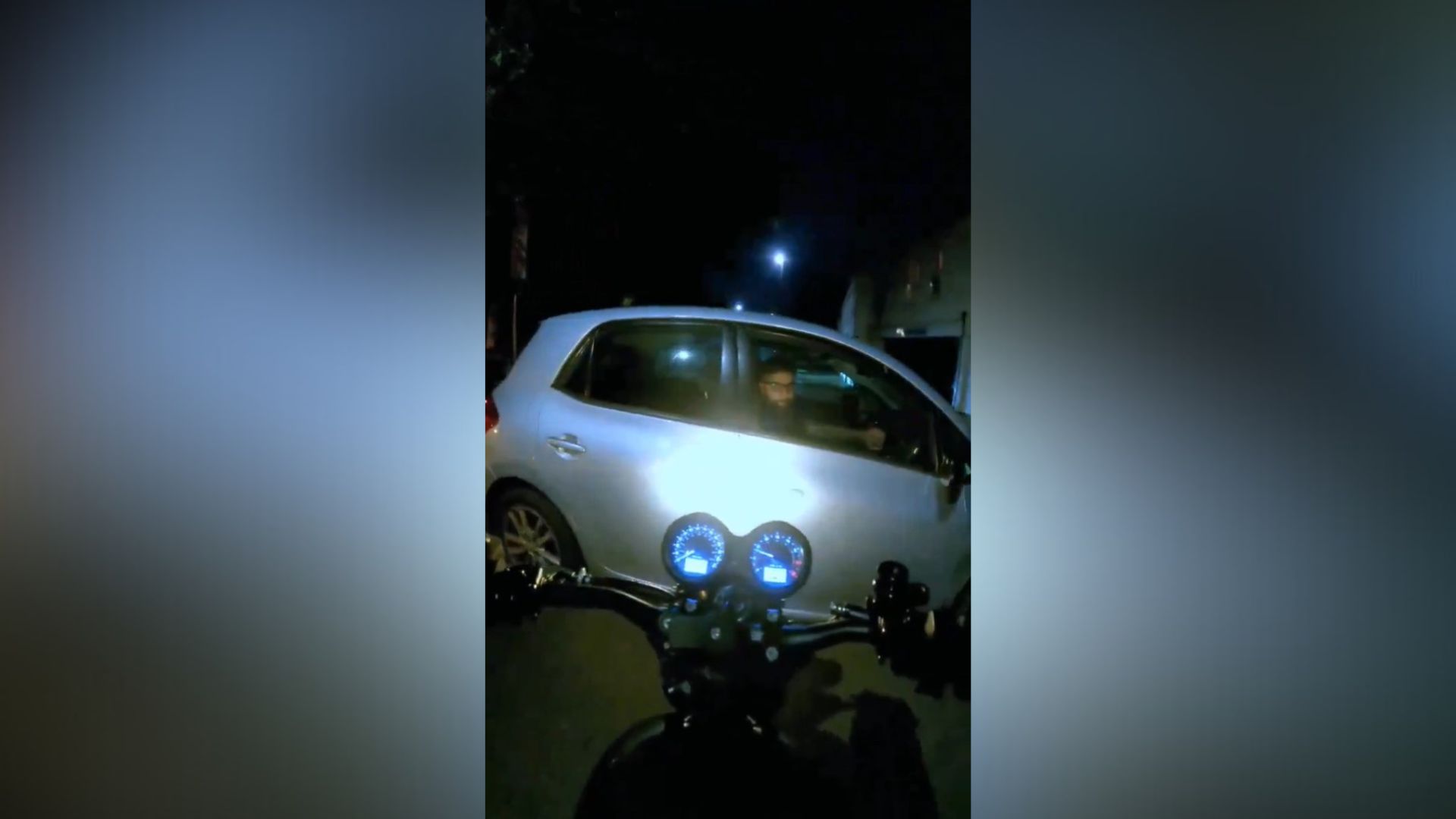 Motorista abre puerta