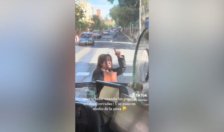 Mujer para el tráfico