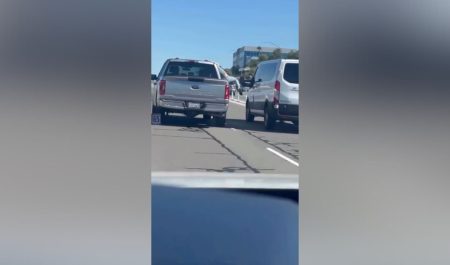 Mujer saca cuerpo ventanilla