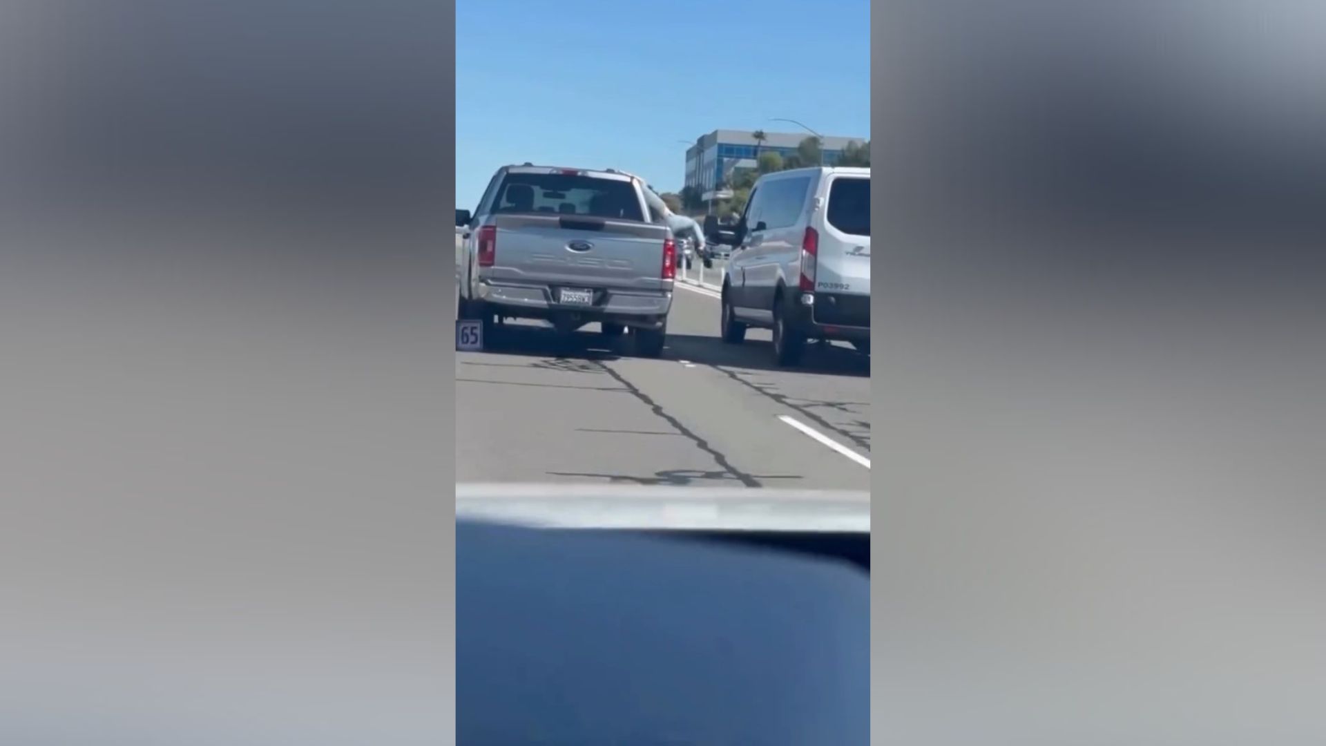 Mujer saca cuerpo ventanilla