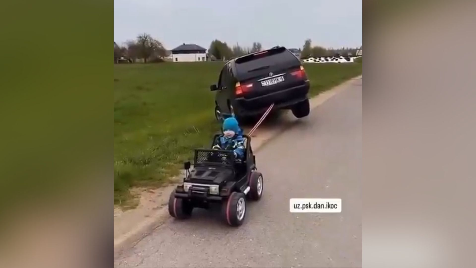 Niño ayuda a su padre