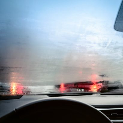Por qué se empañan los cristales del coche y el truco más eficaz para desempañarlos al instante