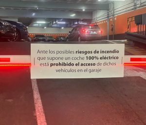 aparcamiento prohíbe coches eléctricos