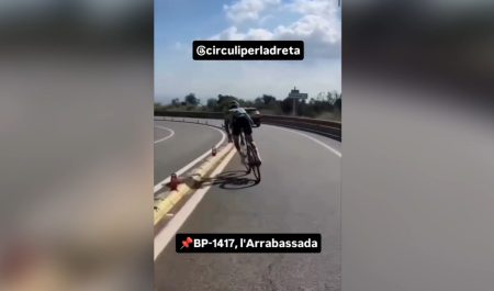 ciclista saltando
