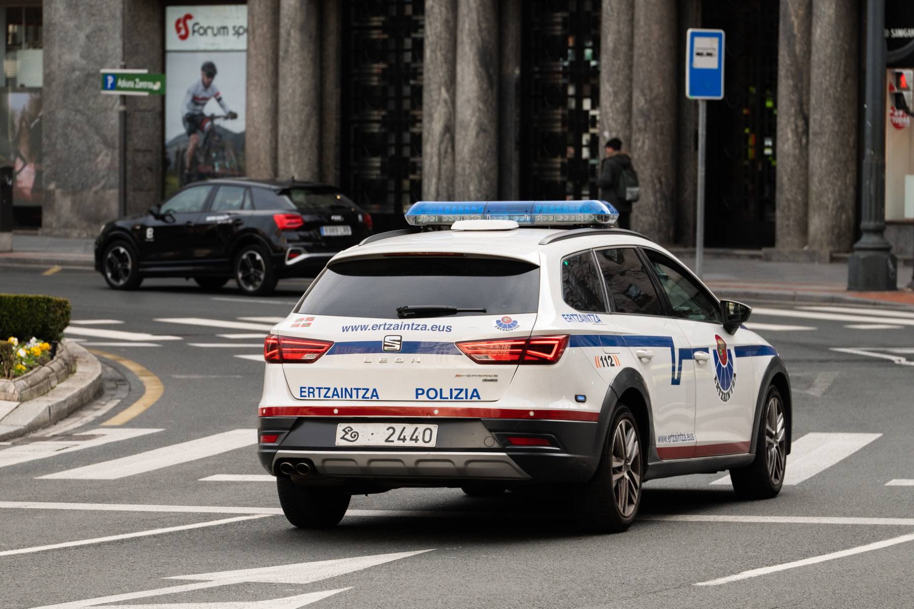 Un policía vasco choca contra un vehículo al que perseguía y sus compañeros no dan crédito a lo que pasa después