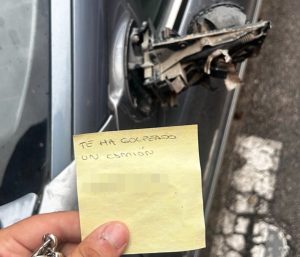 coche espejo destrozado