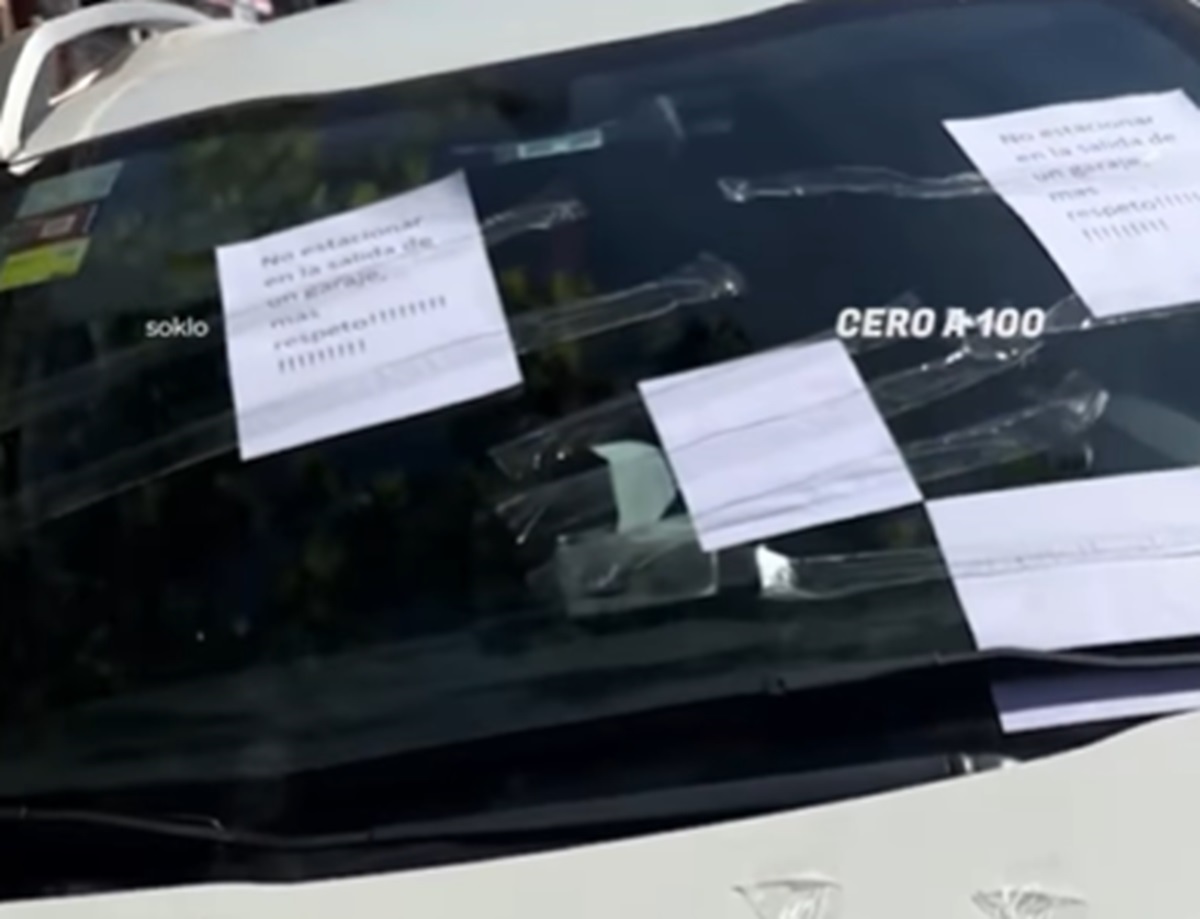 coche mal aparcado