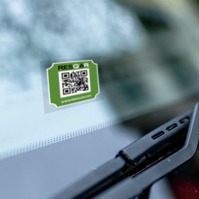 El código QR que todos los conductores deberían llevar en su parabrisas: ¿para qué sirve y por qué es tan importante?
