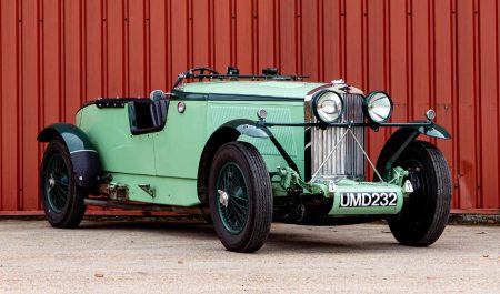 primer coche con intermitentes