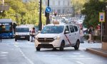 Taxistas con cinturón de seguridad, guantes obligatorios en moto y patinetes eléctricos siempre con luz: la DGT cambia el reglamento