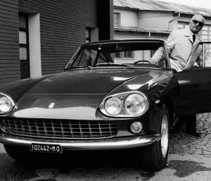 Enzo Ferrari con un 330 GT 2+2