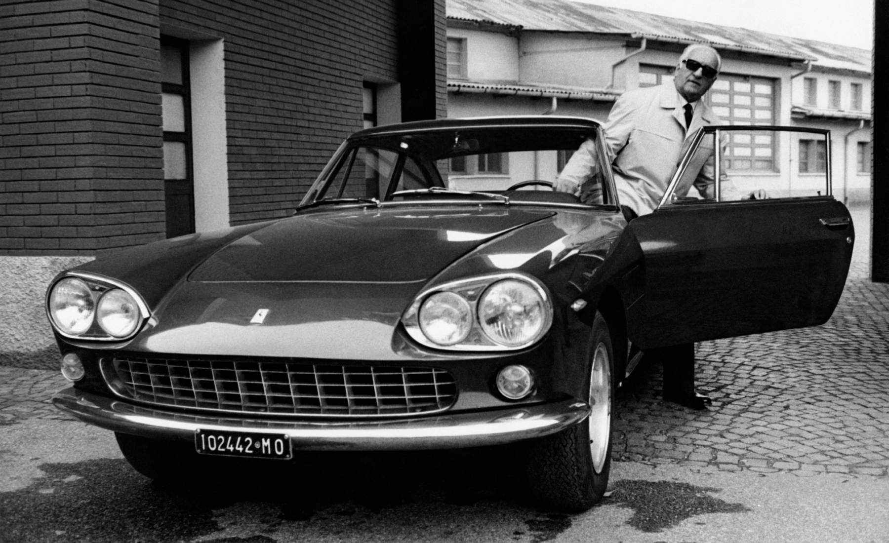 Enzo Ferrari con un 330 GT 2+2