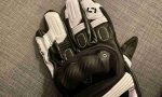 ¿Por qué algunos guantes de moto unen el meñique con el anular? La razón te va a sorprender
