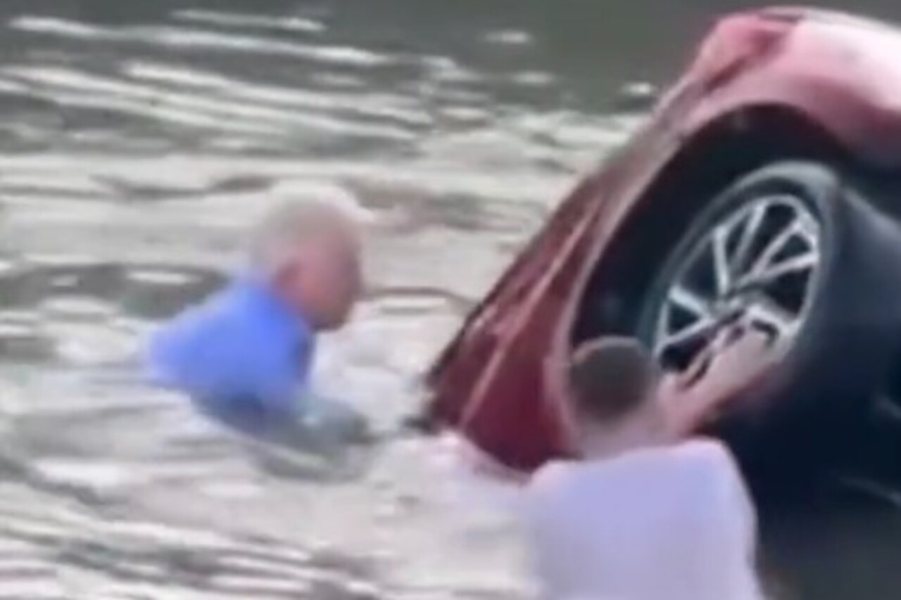 Hombre atrapado coche