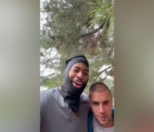 Justin Bieber ayuda a un hombre