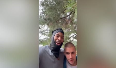 Justin Bieber ayuda a un hombre