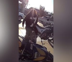 Mujer motocicleta Chile