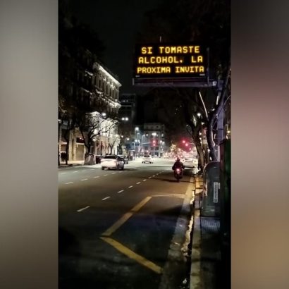 Trabajaba en Tránsito, lo despidieron y su venganza fue dejar mensajes en estos carteles: es lo mejor que verás hoy
