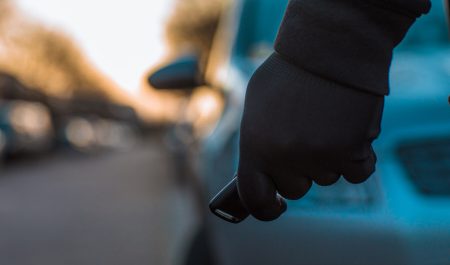 Solo necesitan cinco segundos para llevarse esta pieza de un coche y provocar una avería de más de 2.000 euros