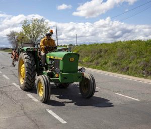 adelantar tractor línea continua