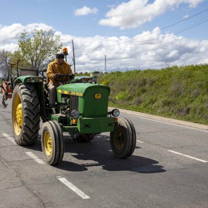 Con línea continua, ¿se puede adelantar a un tractor?