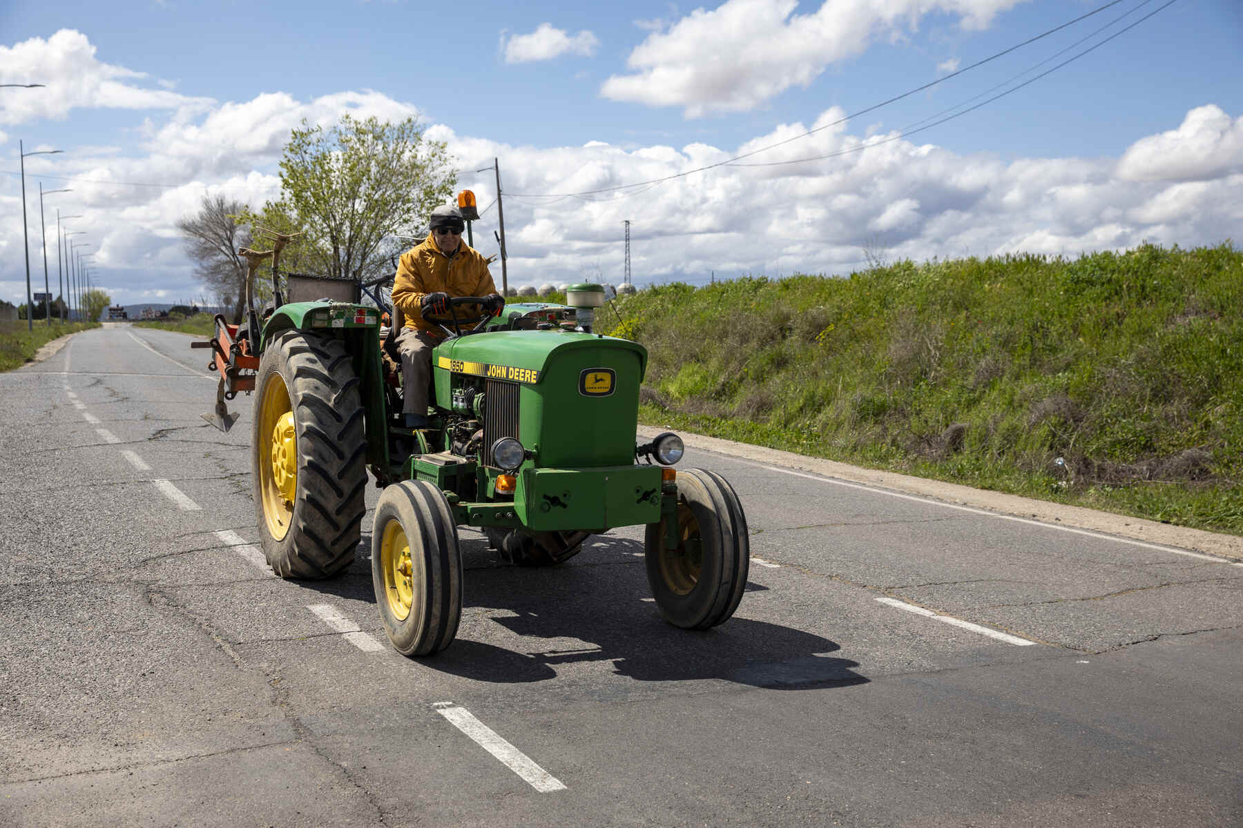 adelantar tractor línea continua