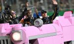 Cuando la F1 se tiñe de rosa: Verstappen, Russell, Norris y este famoso actor se suben a un Cadillac hecho de Lego en el GP de Las Vegas
