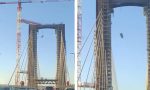 Insólito incidente en Sevilla: un baño cae desde el Puente del Centenario y todo queda grabado