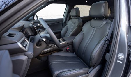 Todos pensando cómo sobrevivir al calor del coche, pero nadie toma en cuenta este elemento que llega casi a 70 grados: así lo recuerda la DGT