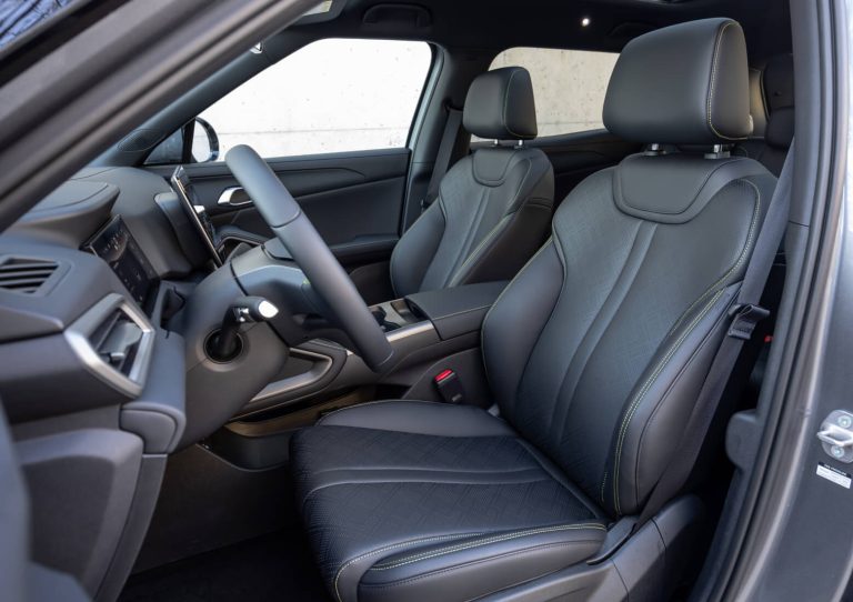 Todos pensando cómo sobrevivir al calor del coche, pero nadie toma en cuenta este elemento que llega casi a 70 grados: así lo recuerda la DGT