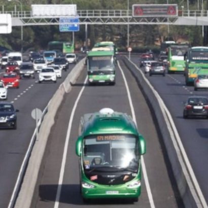 Adiós al carril Bus-VAO de la A-6 para los coches eléctricos: la DGT prioriza la ocupación frente a la tecnología