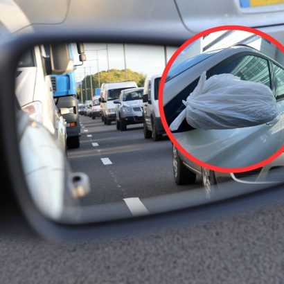 Seguro que no lo sabes, pero tiene sentido: ¿por qué cada vez más conductores cubren los espejos del coche con una bolsa de plástico?