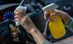 Cuidado si limpias el interior del coche con este producto: tiene amoníaco y alcohol y es fatal para los materiales (e incluso para tu salud)