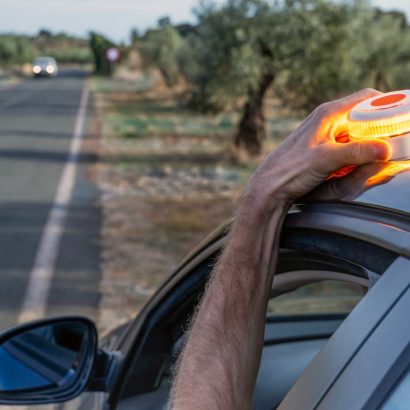 La DGT aclara si las balizas V-16 serán obligatorias en enero para todos los conductores