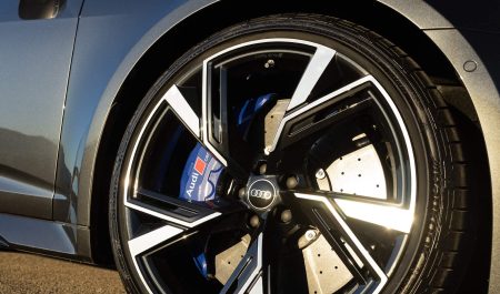 La sorpresa llegó tras cambiar los neumáticos del coche: descubrí un seguro gratuito que muchas marcas ya incluyen