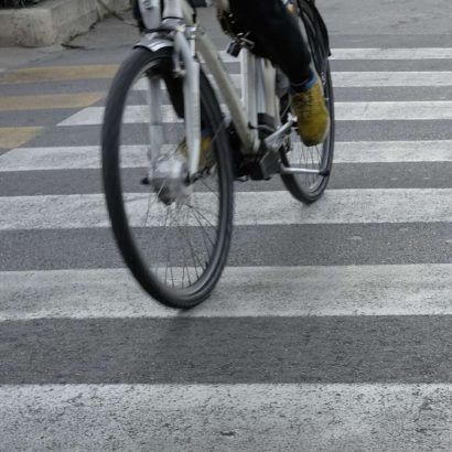 ¿Es legal cruzar un paso de cebra montado en una moto, un patinete o una bicicleta? La normativa es clara al respecto