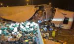 Miles de latas de cerveza quedan esparcidas en plena carretera tras el semivuelco de un camión a la altura de Getafe