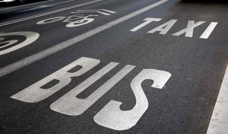¿Pueden las motos usar el carril bus-taxi? Esto es lo que dicen las ordenanzas de las grandes ciudades de España
