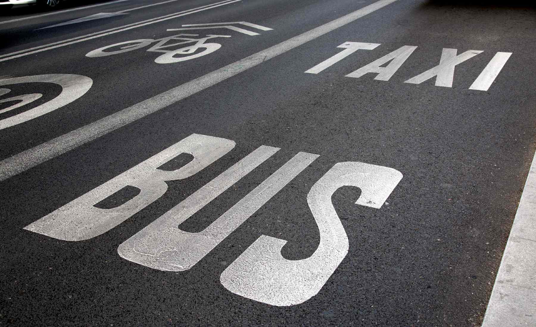 ¿Pueden las motos usar el carril bus-taxi? Esto es lo que dicen las ordenanzas de las grandes ciudades de España