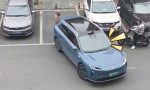 Un coche chino quiso fardar delante de una mujer: estaba guardándole el sitio a su marido para que aparcara y pasó esto