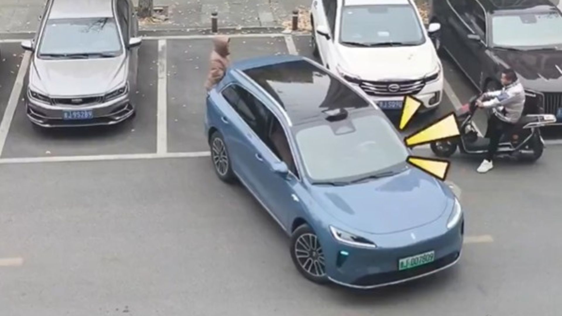 Coche chino aparcamiento autónomo