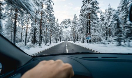 Conduciendo coche eléctrico invierno
