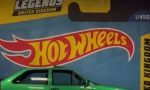 En este taller, los coches se transforman en Hot Wheels: tras cada reparación, posan sobre el mítico fondo del famoso juguete