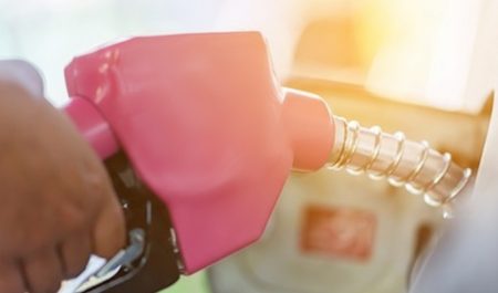 ¿Qué es el combustible rosa y por qué está revolucionando las gasolineras?