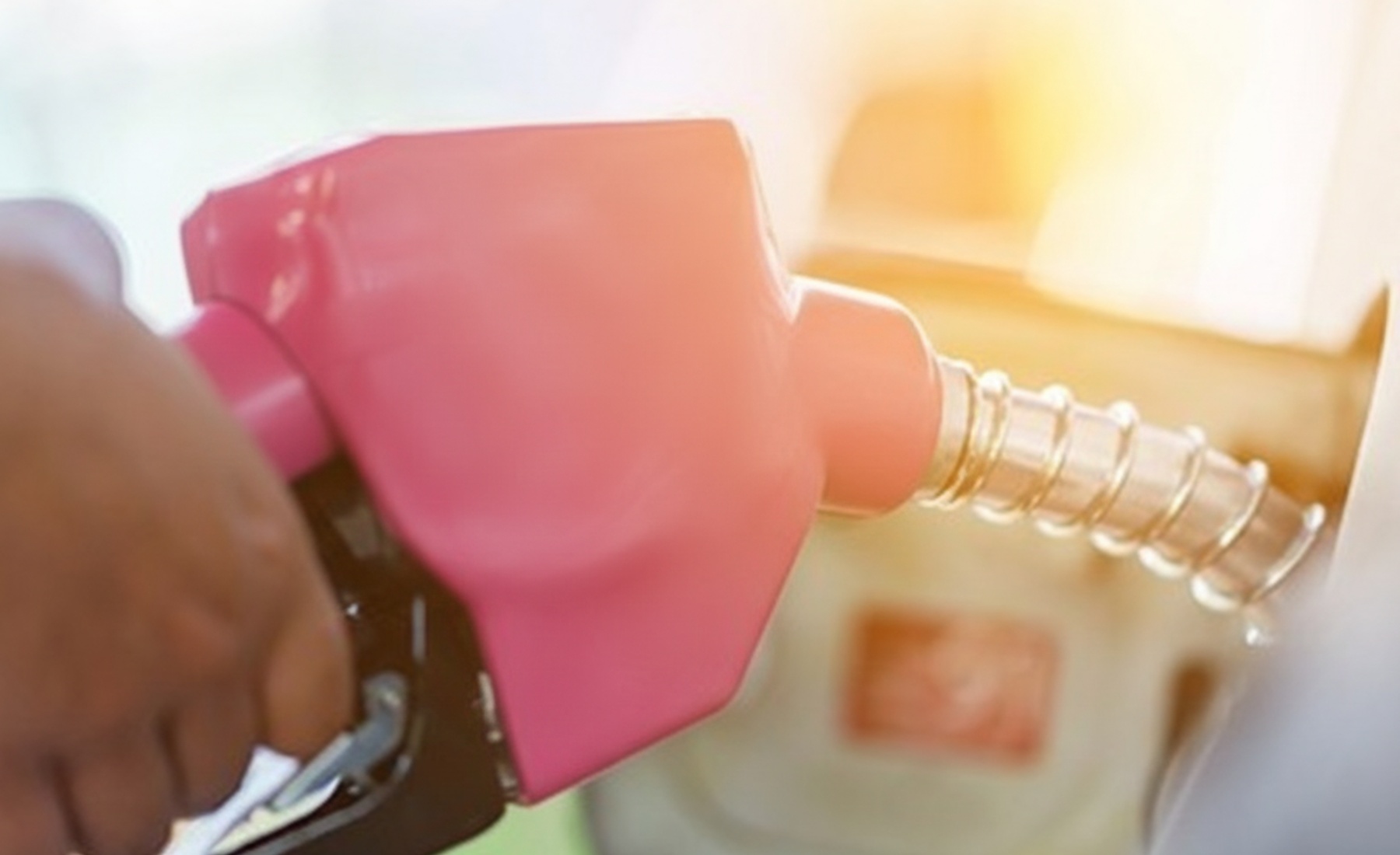 ¿Qué es el combustible rosa y por qué está revolucionando las gasolineras?